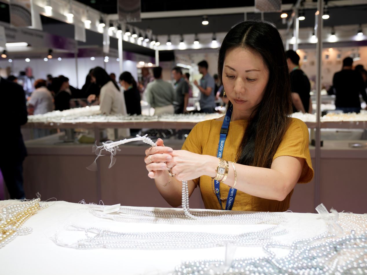 Hisano selecting pearl strands at the Hong Kong pearl show