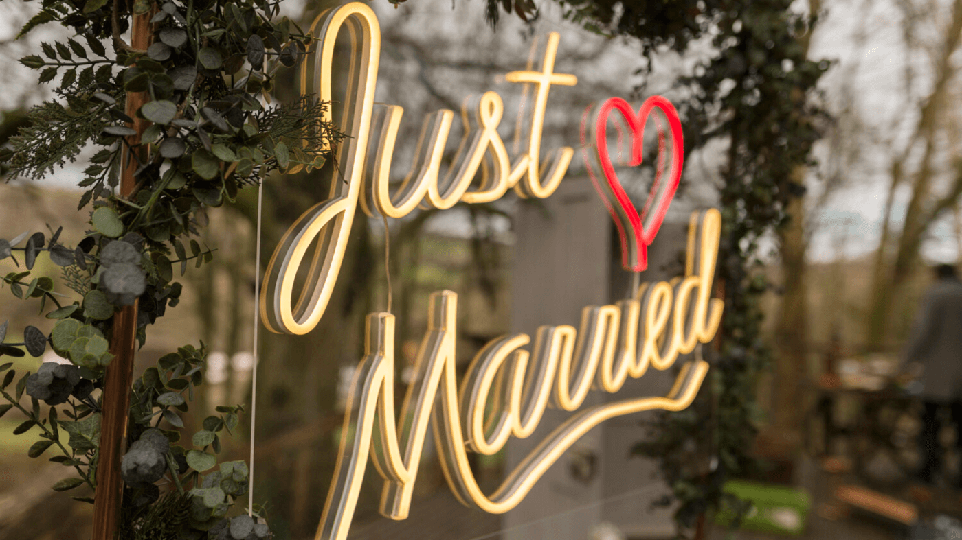 8 reasons why you need custom neon signs for your wedding