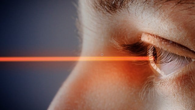 Using Red Light Therapy for Macular Degeneration in Your Eyes