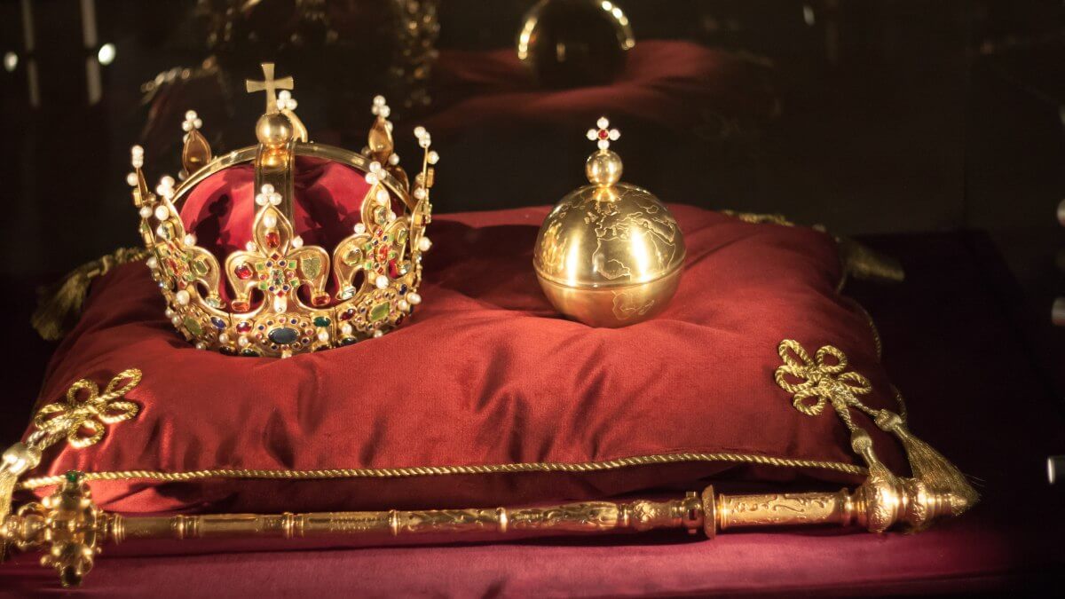 Elegant Royalty Crown in Red and Gold