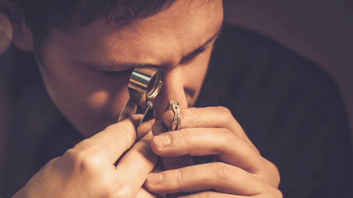 Using A Jeweller’s Loupe To Inspect Your Jewellery