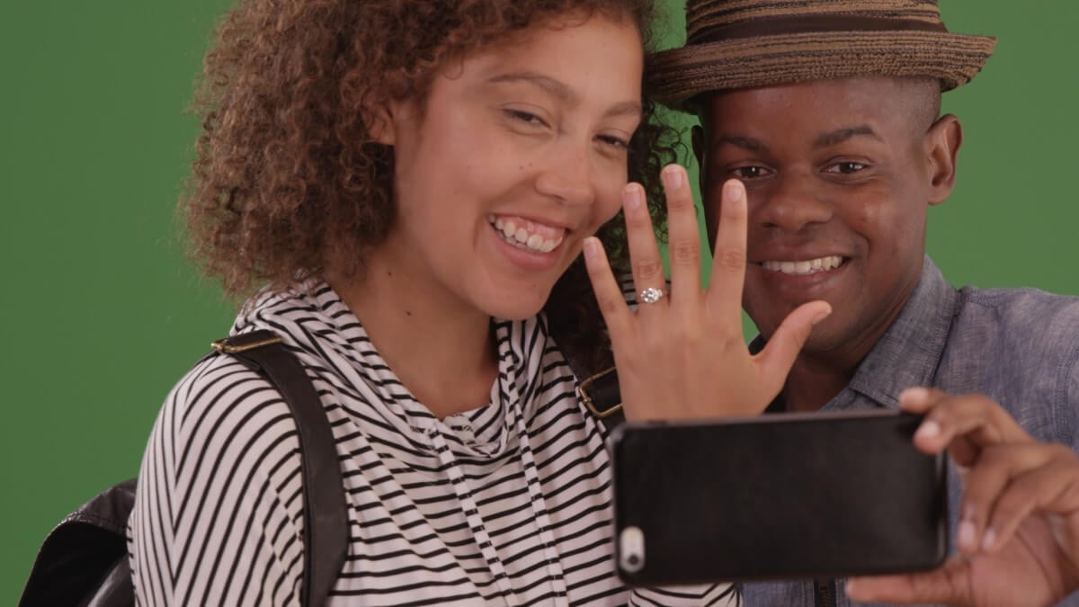 How To Take Photos Of Your Engagement Ring That Everyone will Envy