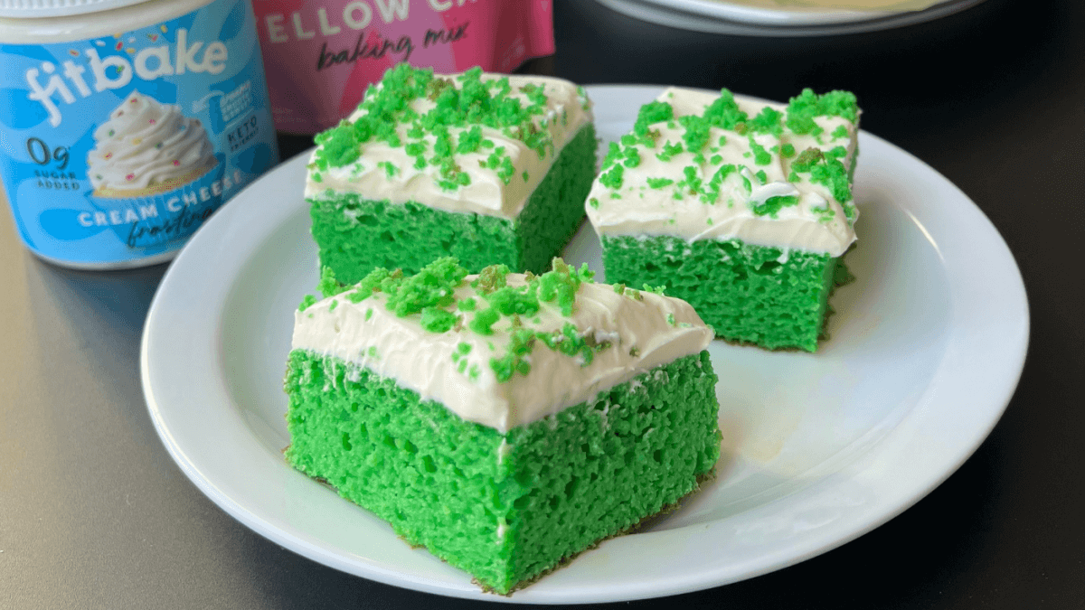 St. Patrick's Day Cake (green velvet cake) + tutorial | Sugar Geek Show