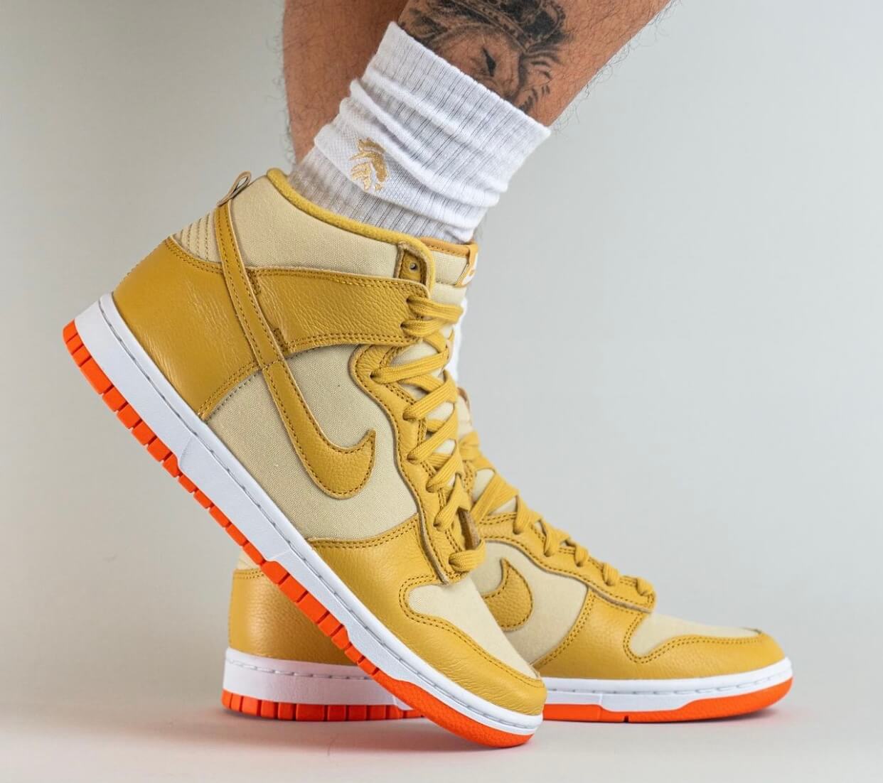 White and gold hot sale nike high tops