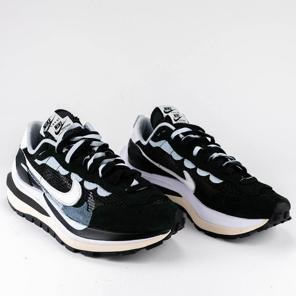 Nike sacai waffle hot sale black and white