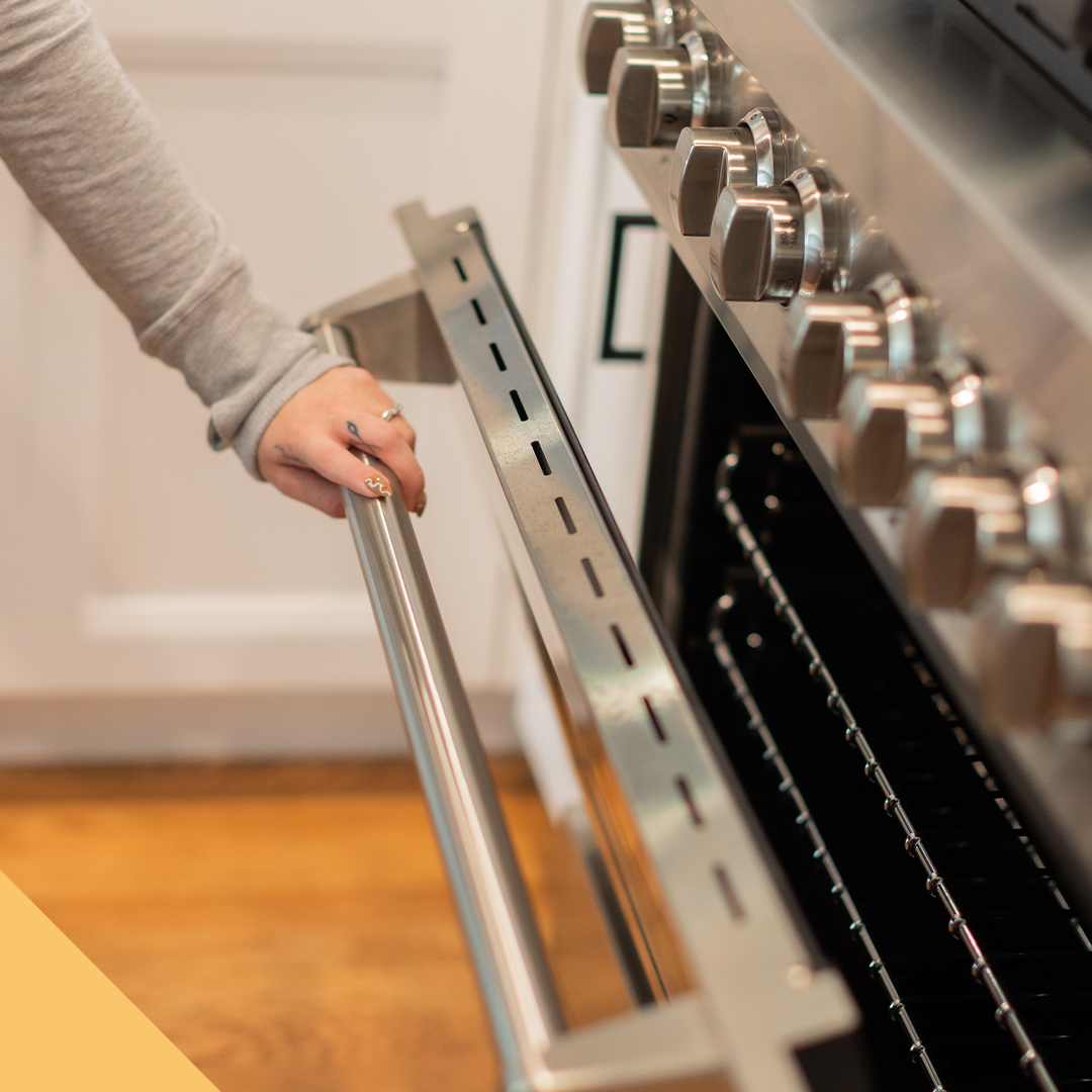 How to Clean an Oven in Two Easy Ways | The Range Hood Store & Appliance Educator