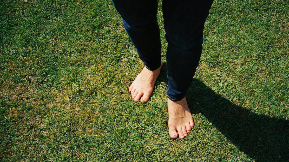What is earthing or grounding? How going barefoot could give you health  benefits, from less inflammation to a healthier heart