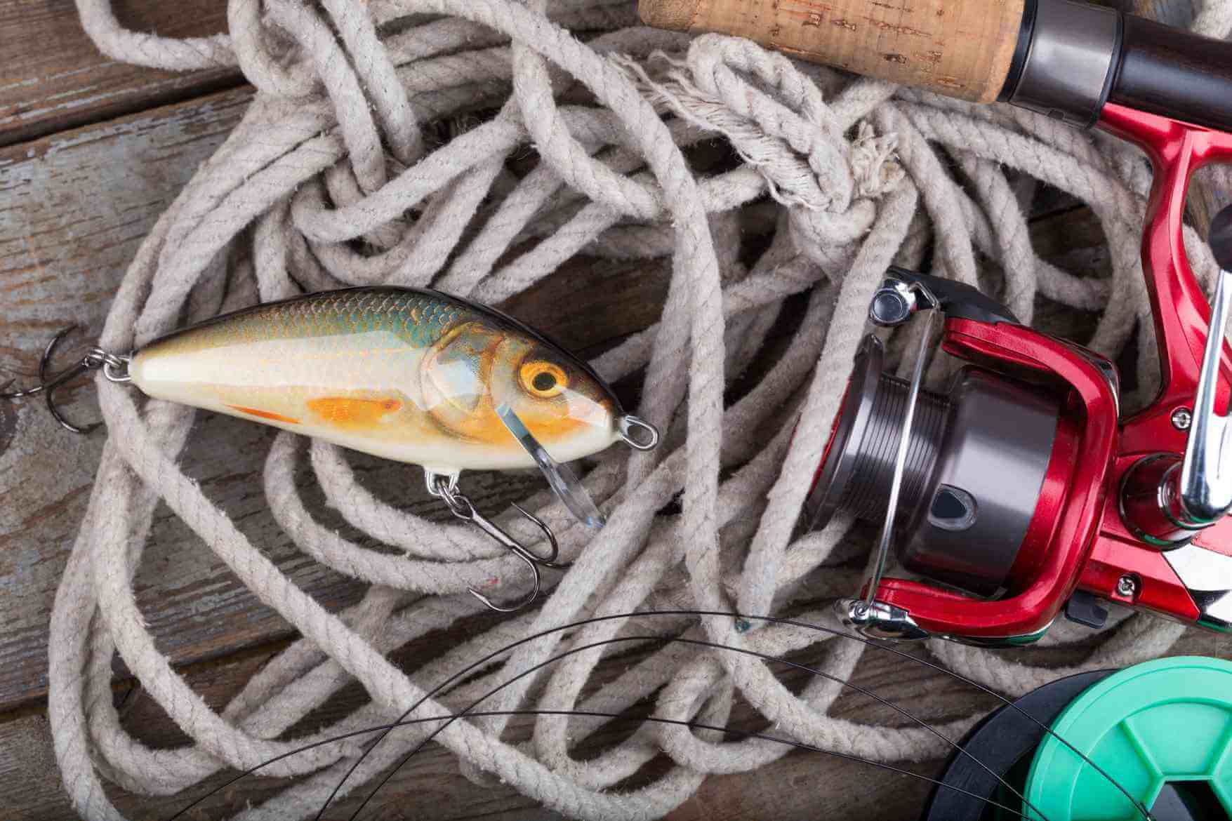 Fishing lure and spinning reel with rope – essential gear for setting up a fish finder rig.