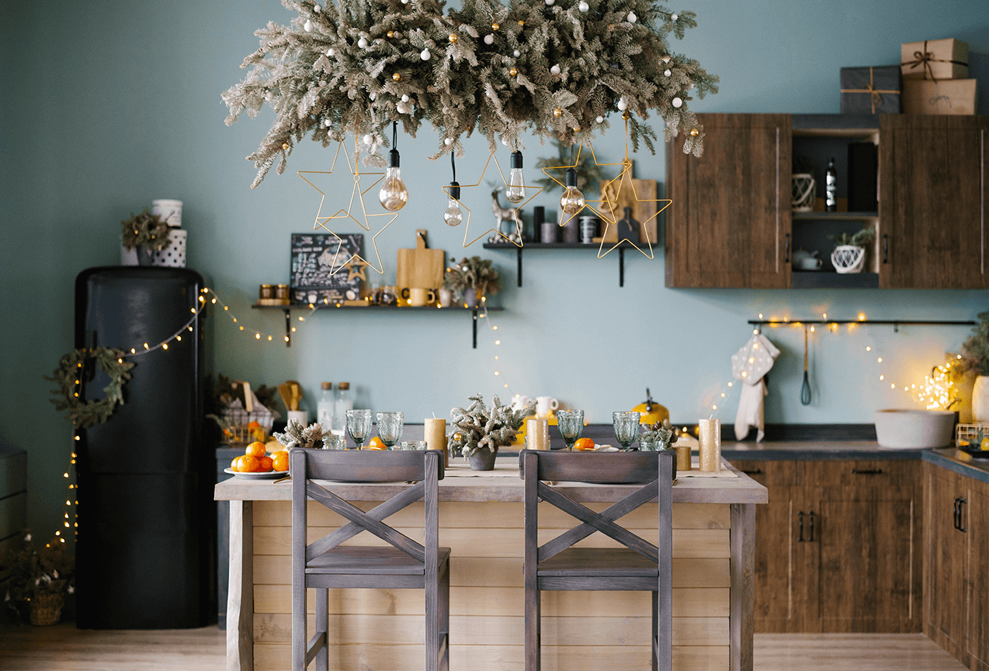 CHRISTMAS KITCHEN DECOR IN BLUE AND GOLD