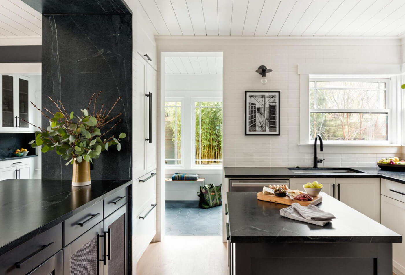 Dark Quartzite: Elegant Stone Surfaces For Fantabulous Home