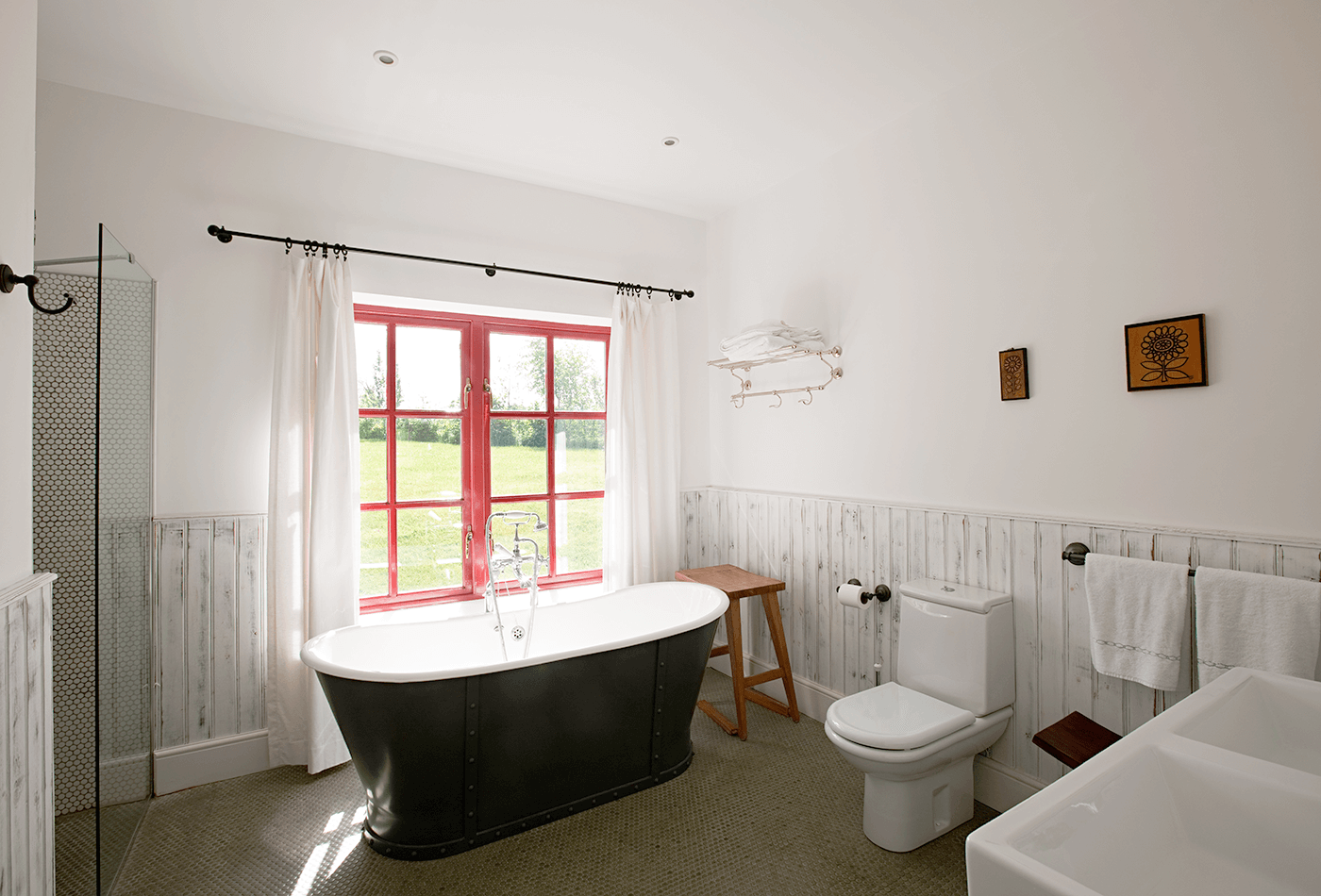 Farmhouse Style Bathroom That Looks Timeless And Modern