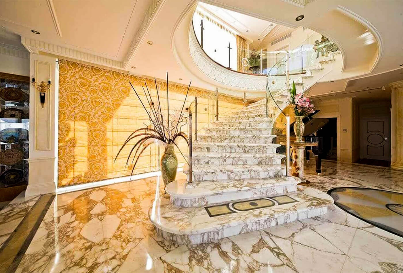 Creative Staircase Design Idea For Your Home's Elegant Entry