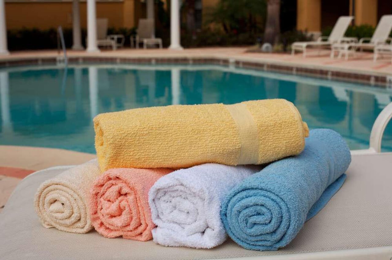 Полотенце маркет. Полотенце для бассейна. Полотенца для гостиниц. Полотенца Bath Towel Ромашка. Полотенце для гостиниц Аква.