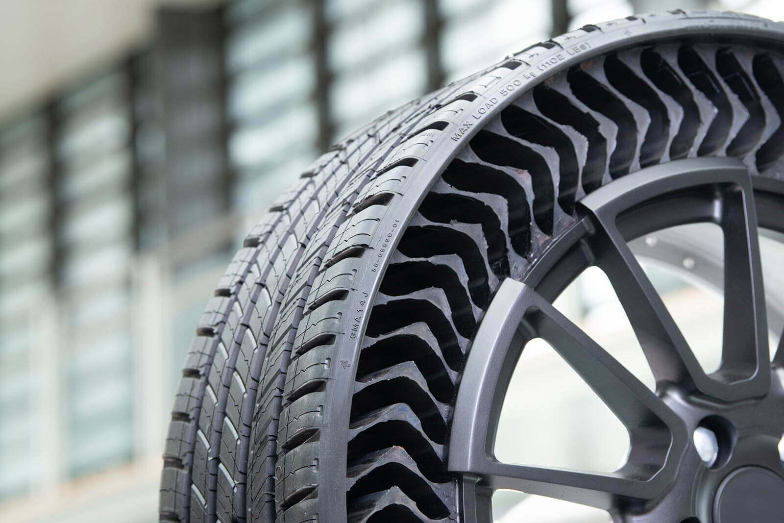 Le Michelin Uptis : un pneu sans air increvable