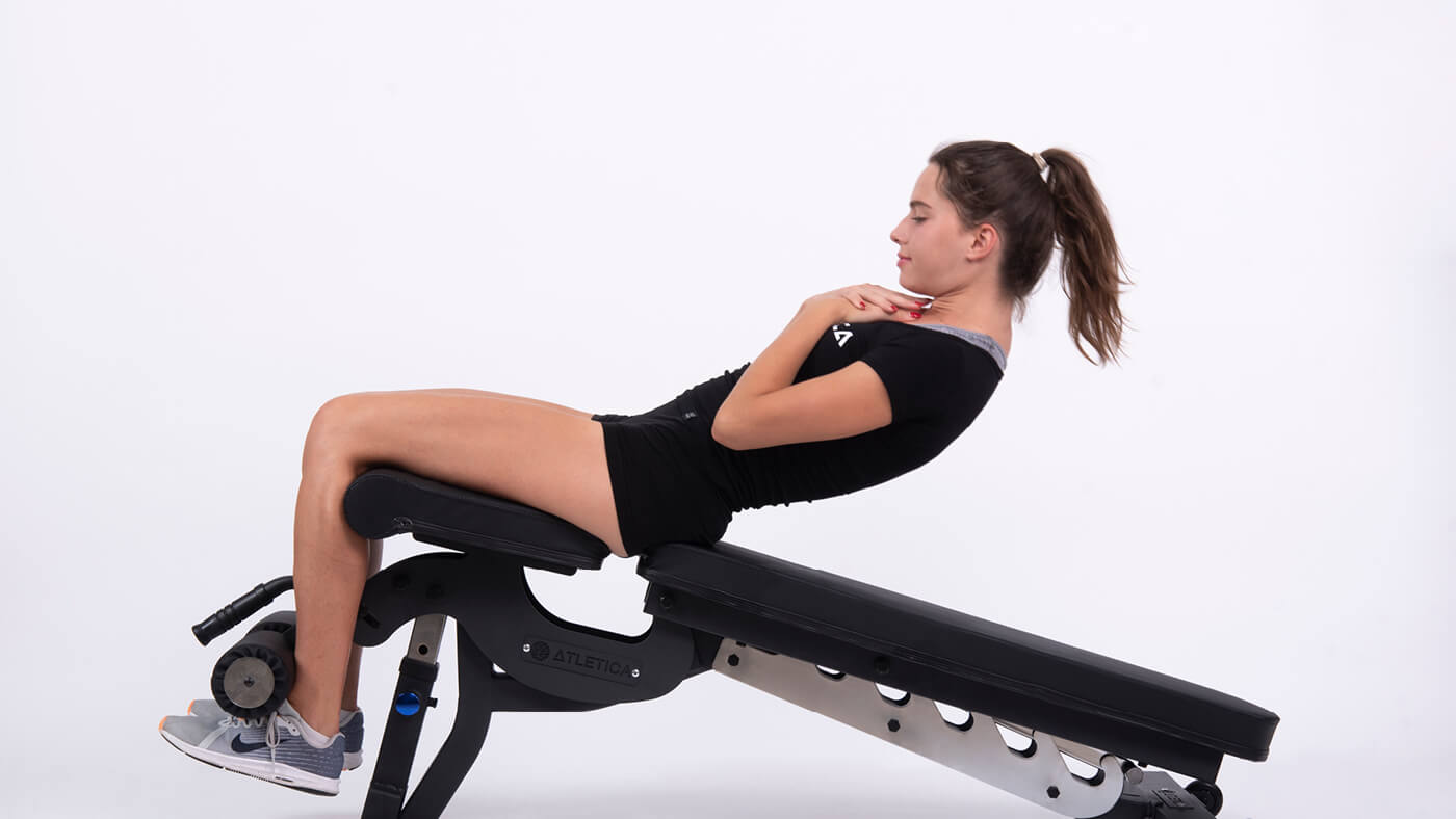 Sit Ups auf der Hantelbank