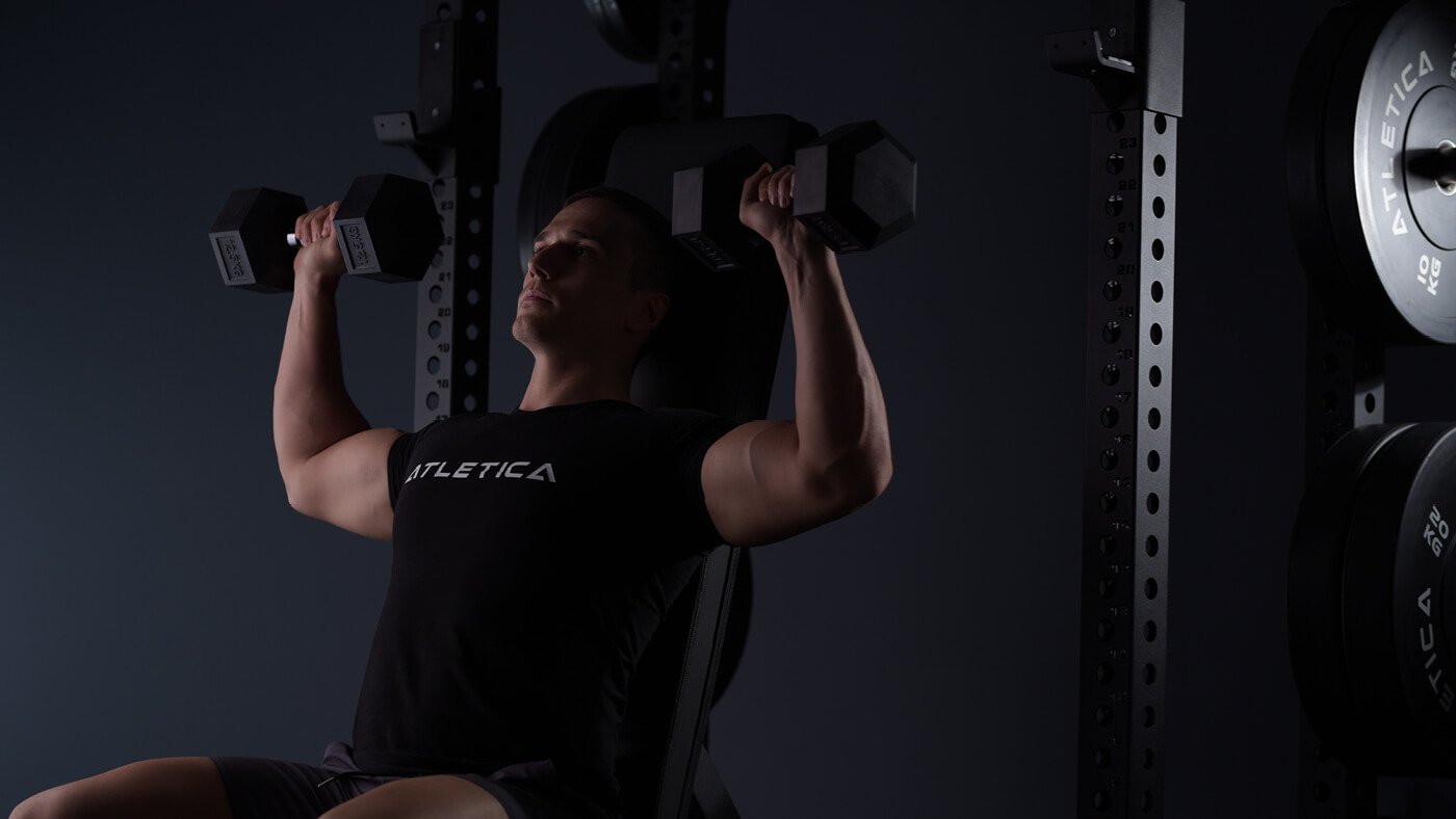 Seated Shoulder Press: Die ultimative Schultermuskulatur-Stärkung | ATLETICA