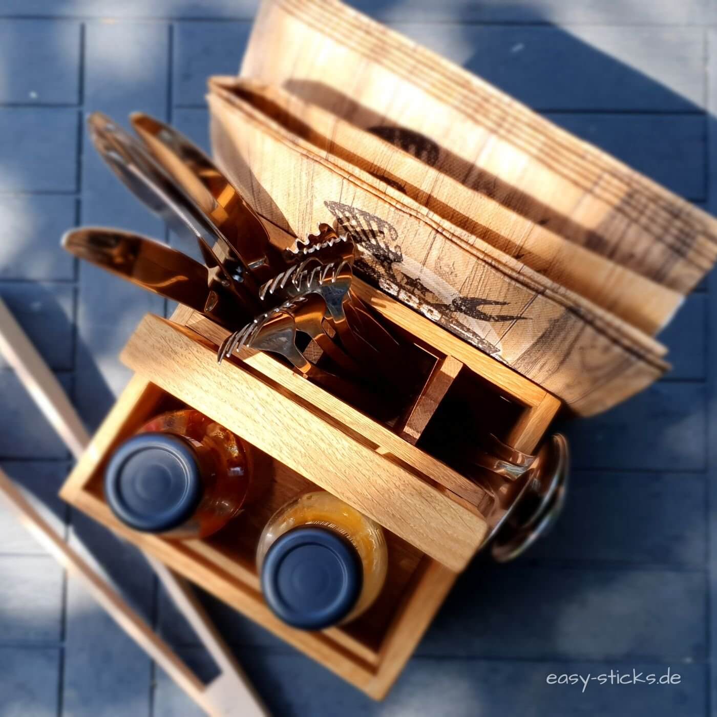 Kreative Bastelidee: Der praktische Grillbutler aus Easy-Sticks in einer Draufsicht.