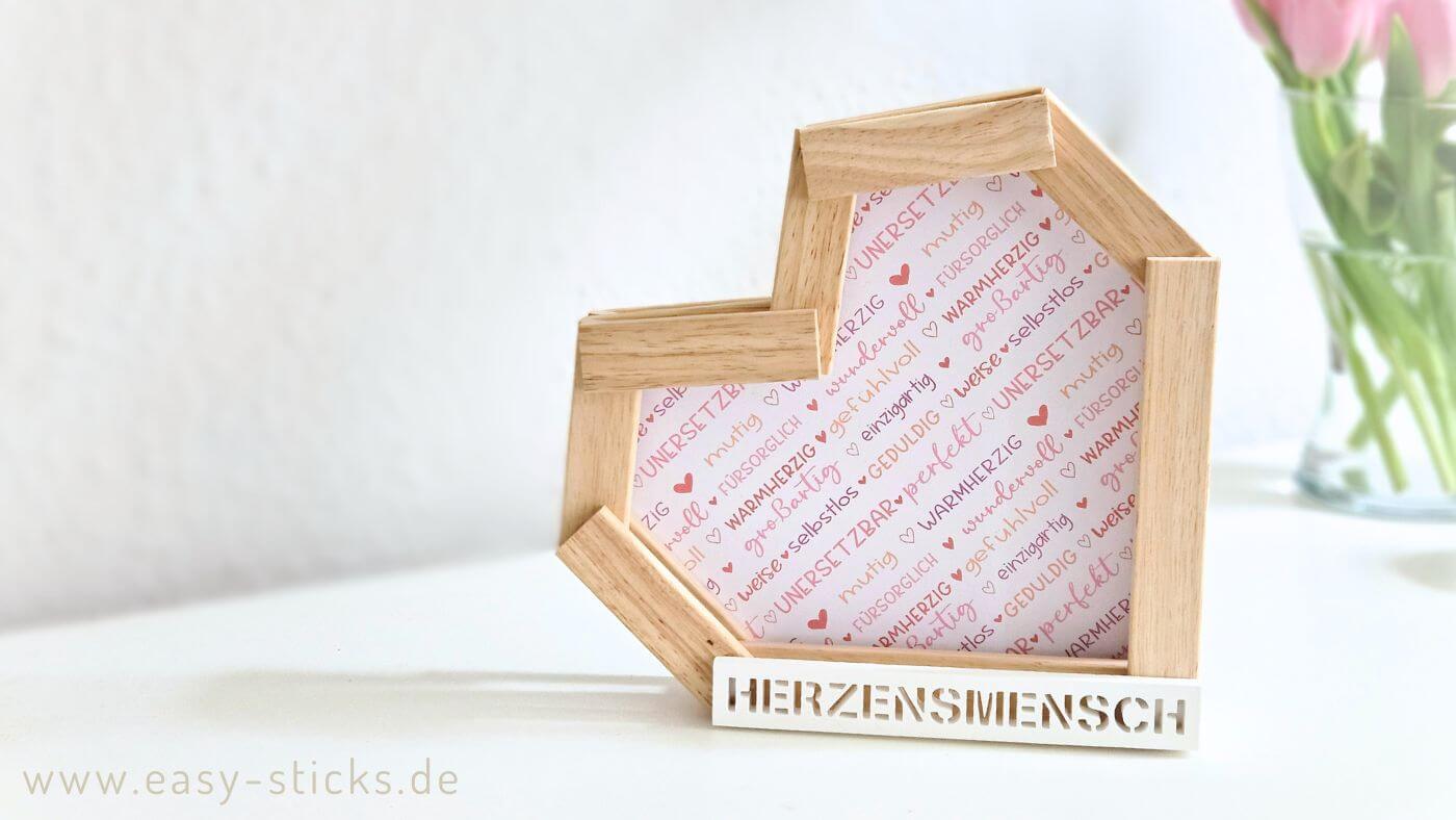 Kreatives DIY mit Holz-Sticks: Rahmen mit Herz