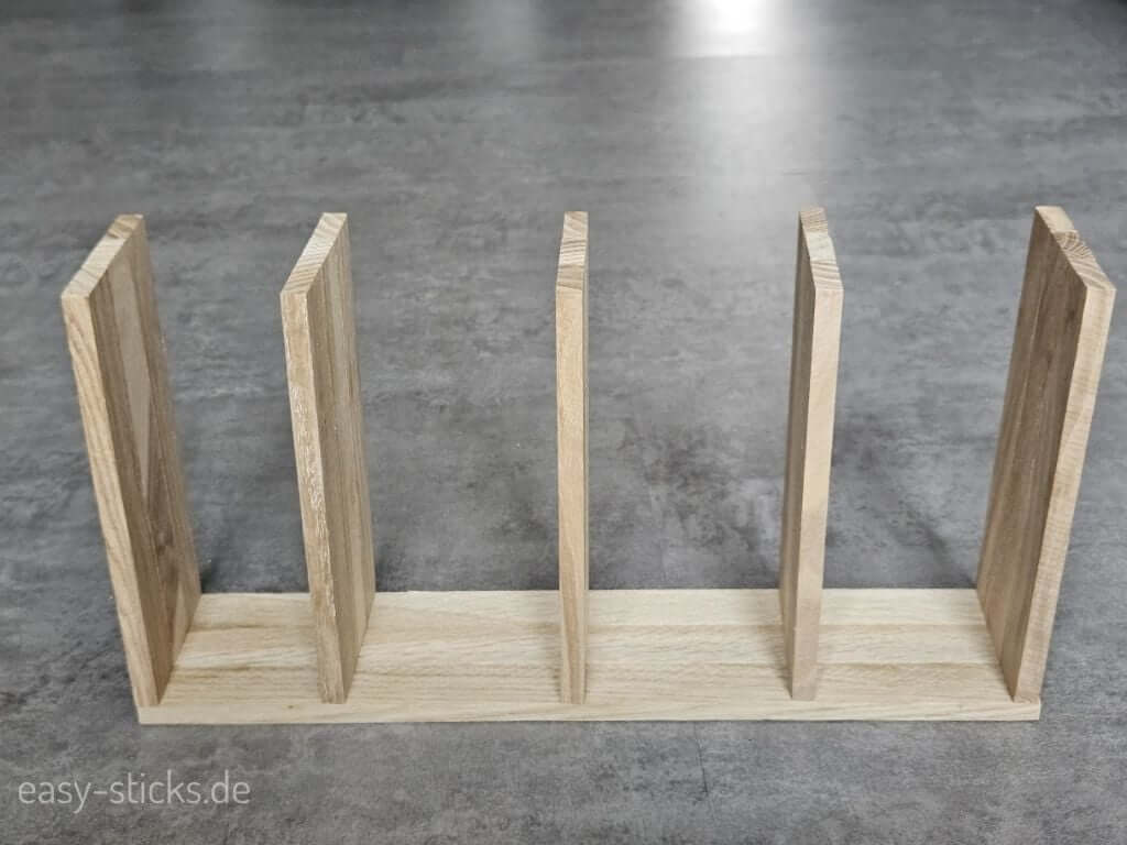 Die Querstreben für das Regal einbauen