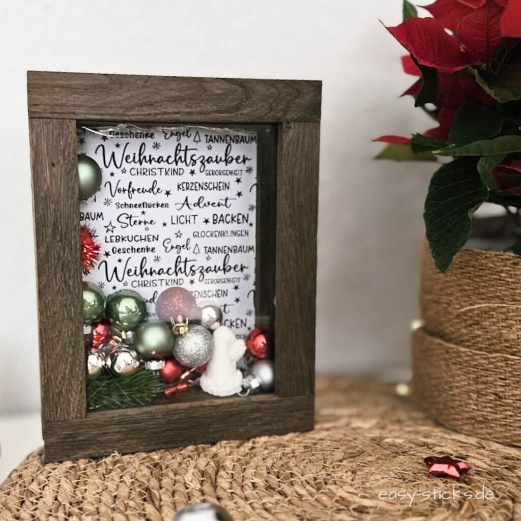 Weihnachts-Leuchtbild basteln – Rückwand mit Druckvorlage aus Papier befestigen