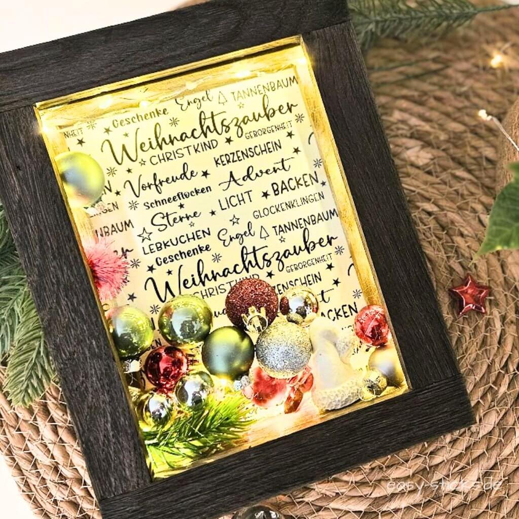 DIY Weihnachtsdeko – selbstgemachtes Leuchtbild mit Easy-Sticks und Lichterkette