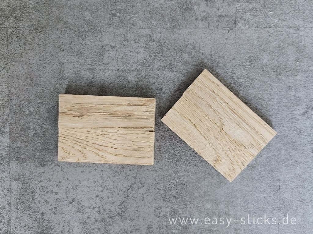 Gekürzte Easy-Sticks werden zu kleinen Halteplatten zusammengeklebt, passend zur Glasflasche