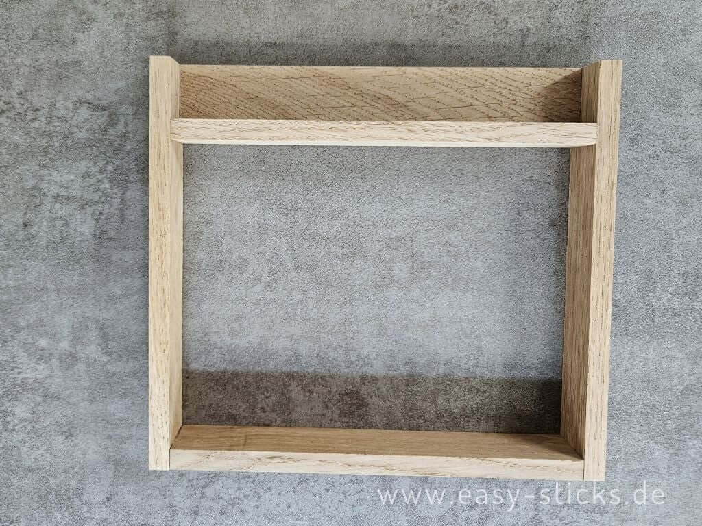 Ein Klötzchen als Abstandshalter im Grundgerüst 