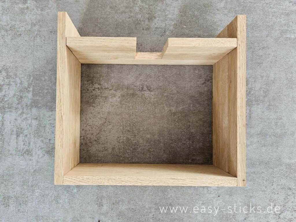 Zusammengebauter Rahmen der Pflanzenstation mit seitlich befestigten Halteplatten für die Gläser