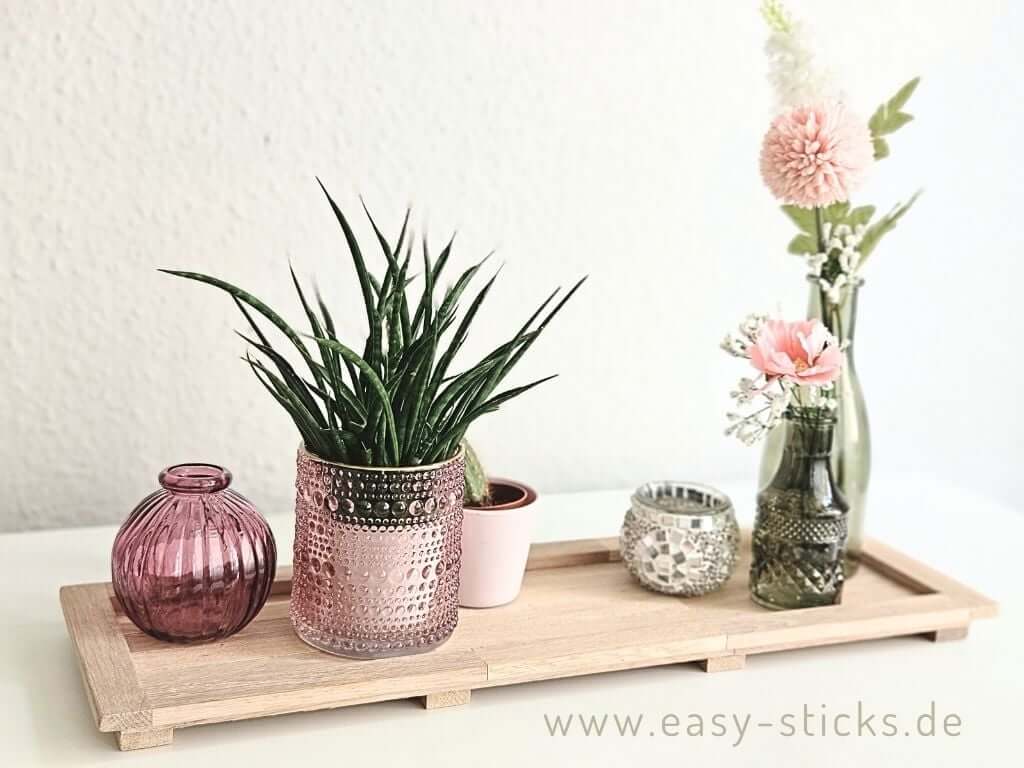 Fertig dekoriertes langes Dekotablett aus Easy-Sticks passend zur Jahreszeit