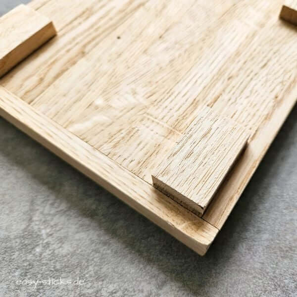Würfeltablett aus Easy-Sticks mit kleinen Holzfüßen zum Stapeln