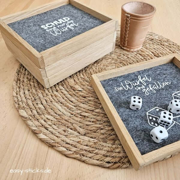 Selbstgebautes Würfeltablett aus Easy-Sticks mit Würfeln im Einsatz