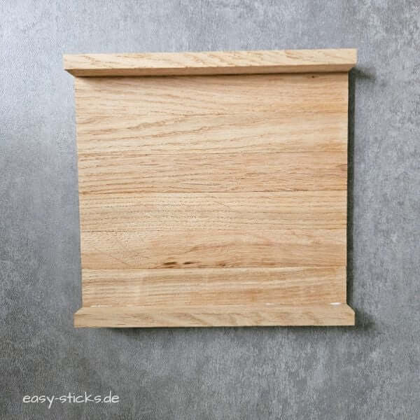 Easy-Sticks werden seitlich an die Würfeltablett-Basis geklebt