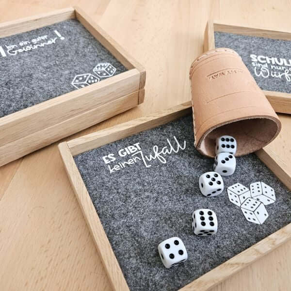 Fertig gebasteltes Würfeltablett aus Holzklötzchen mit Würfeln