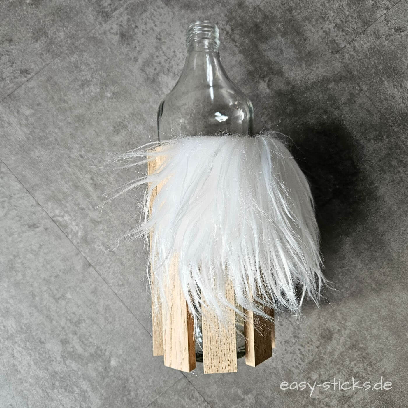 Plüsch an Holz kleben