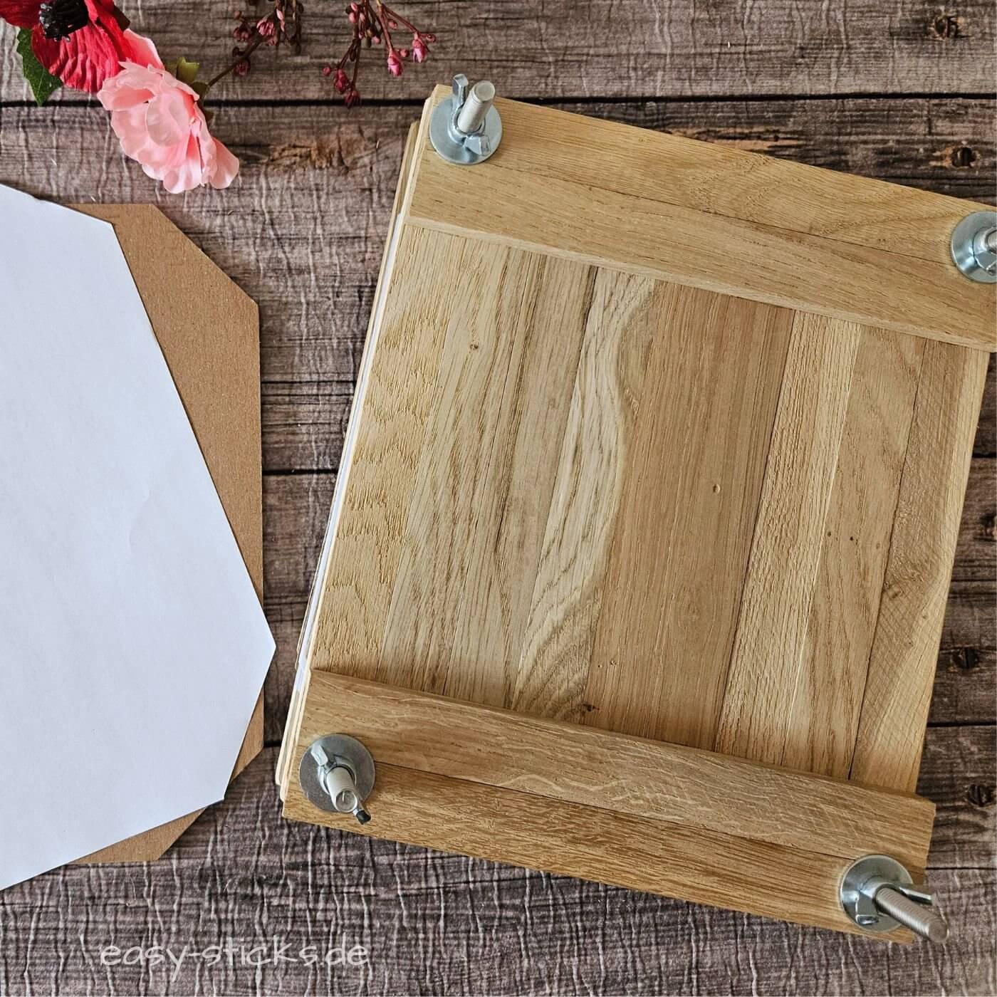  Fertig montierte Blumenpresse aus Easy-Sticks – bereit zum Pressen von Blumen