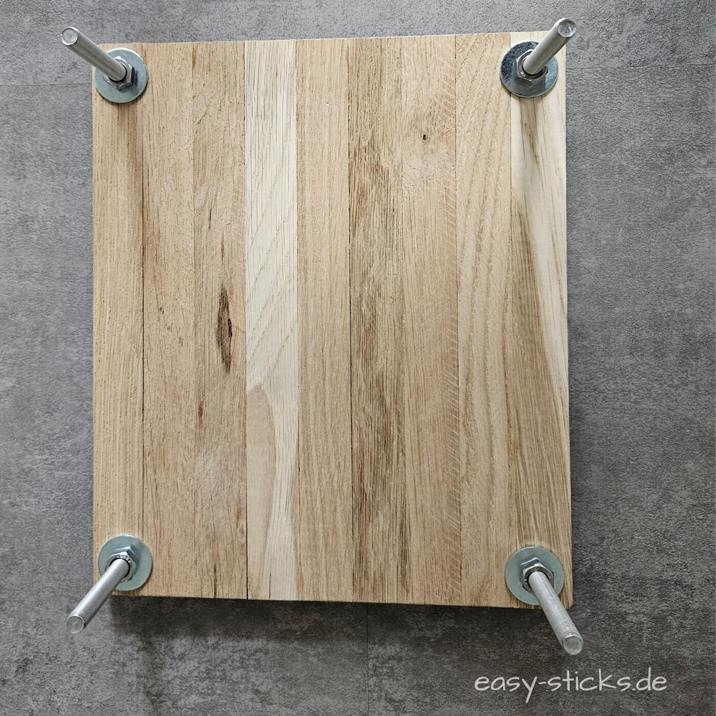  Löcher mit einem Holzbohrer durch beide Platten der DIY-Blumenpresse gebohrt
