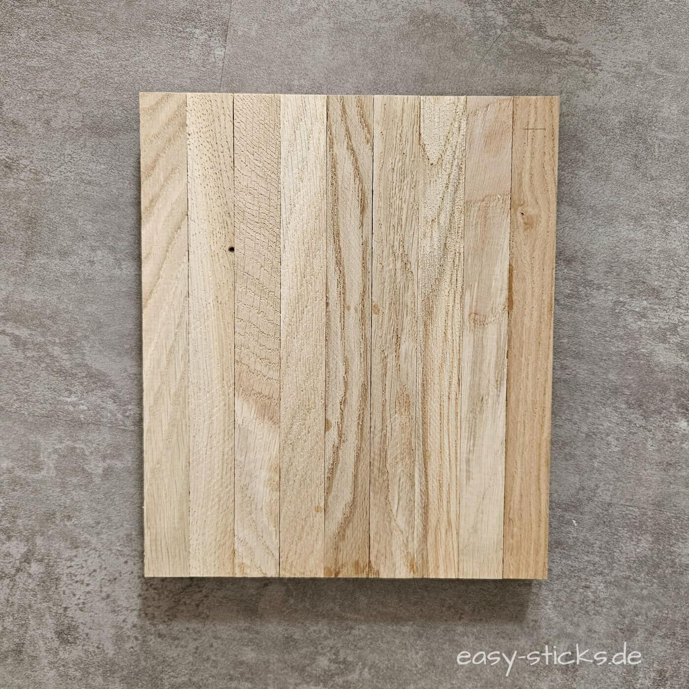 Zusammengeklebte Easy-Sticks Holzleisten bilden die Basis der Blumenpresse