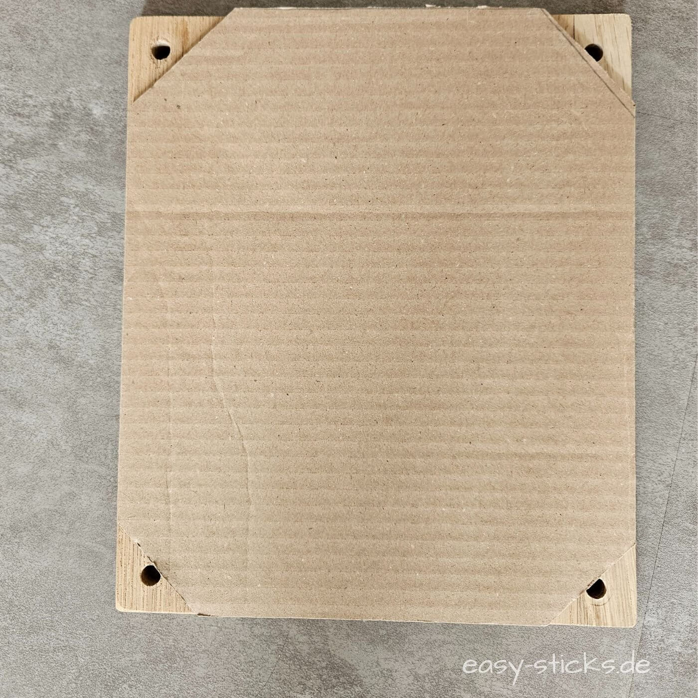 Zugeschnittene Wellpappe und Kopierpapier für die Schichten im Inneren der Blumenpresse