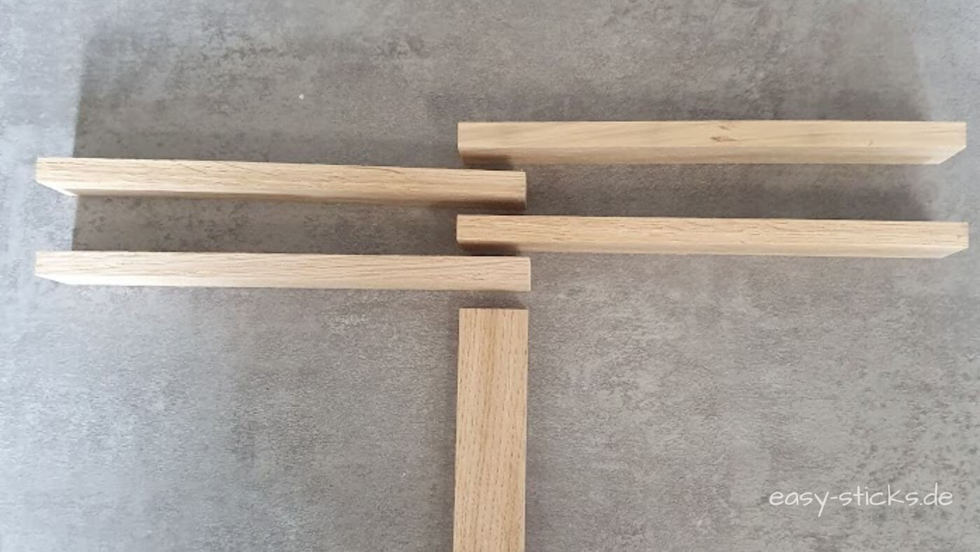 Zwei versetzt verklebte Easy-Sticks als Seitenteil für einen kleinen Tannenbaum