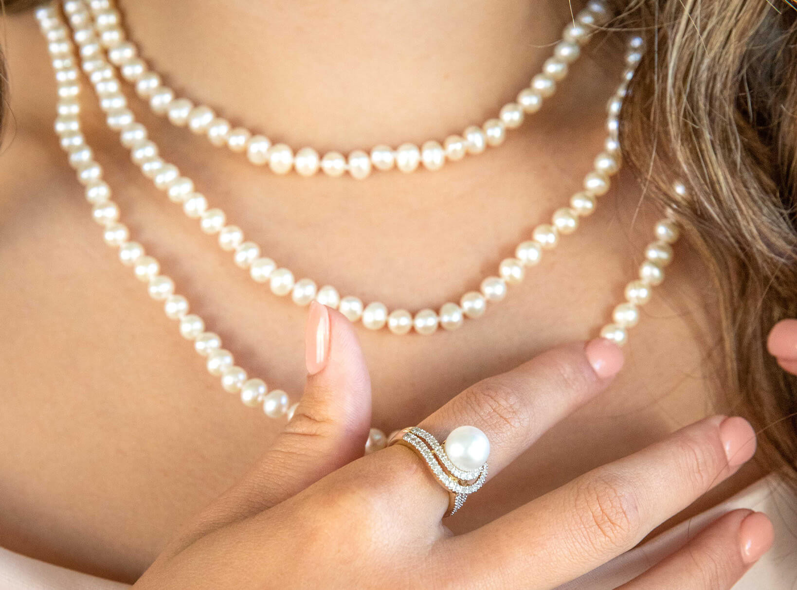 A Guide On How To Wear Pearls