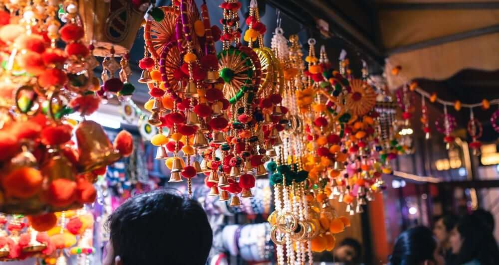Diwali in Delhi, some wish catches hagging in the market 