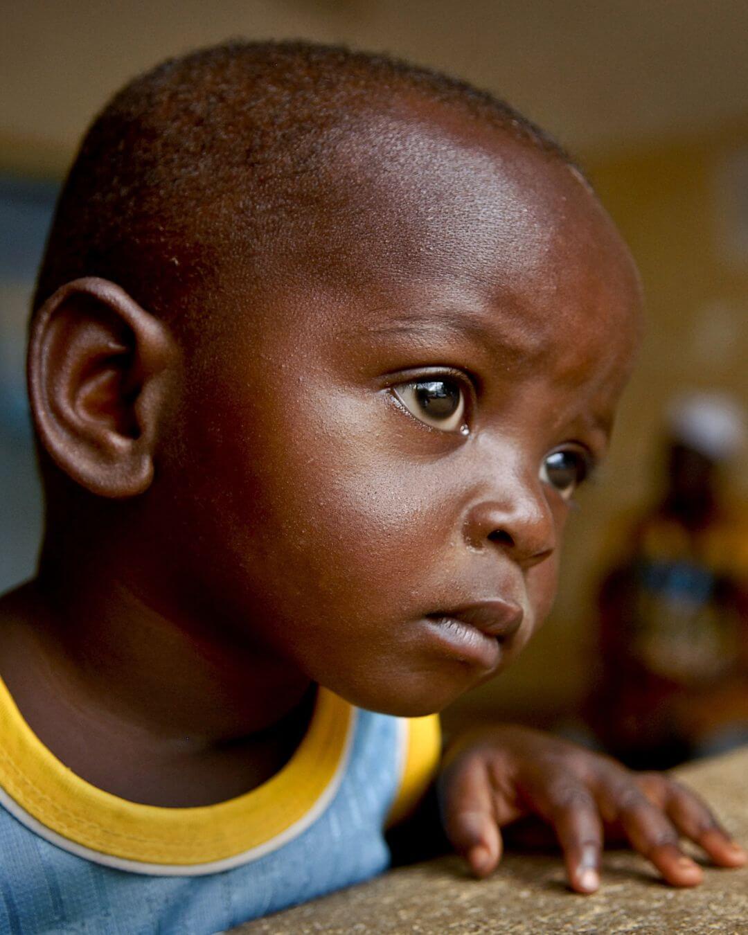 Silhouette d'un enfant sur fond de ciel orageux, symbolisant les traumatismes précoces et le chemin de la guérison.