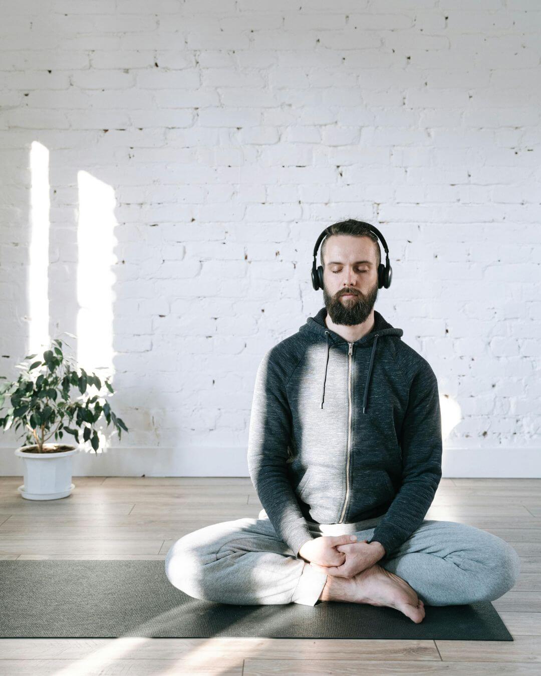 Personne réduisant le stress avec le casque d'écoute NeuraSonic Fondation module pour le calme