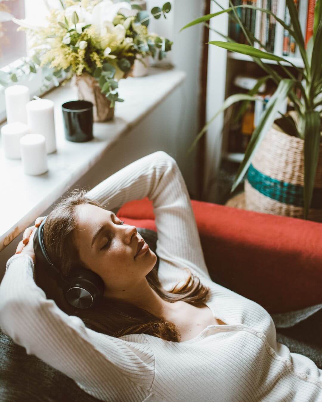 Personne dormant avec des écouteurs, symbolisant le soulagement de NeuraSonicpour le sommeil et le stress