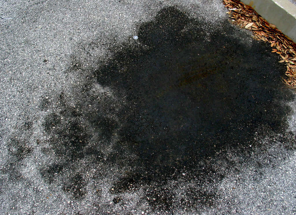 Oil leak on driveway 1 day after oil change : r/MechanicAdvice