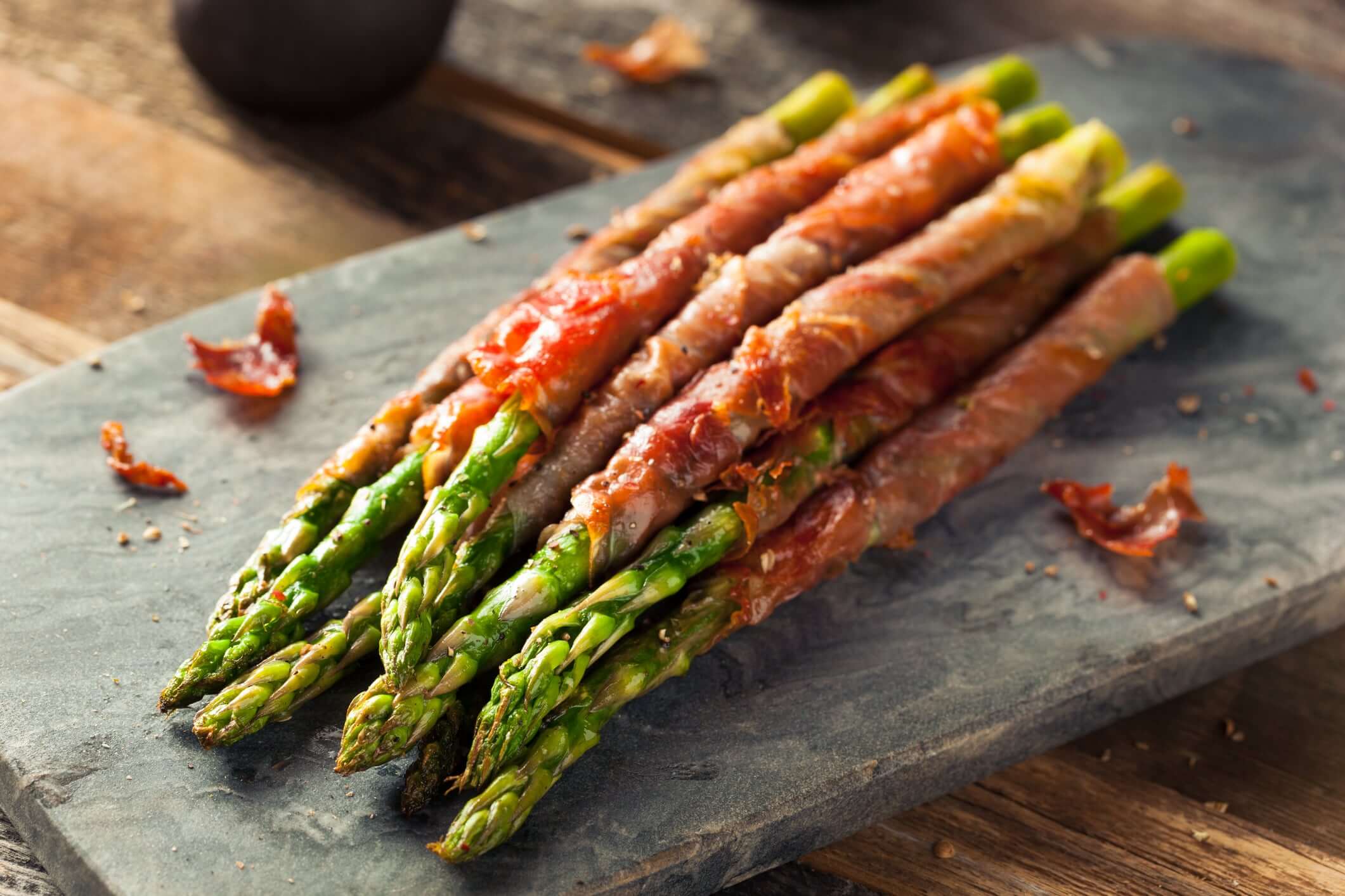 EaZy, Crispy Air Fry Bacon-Wrapped Asparagus