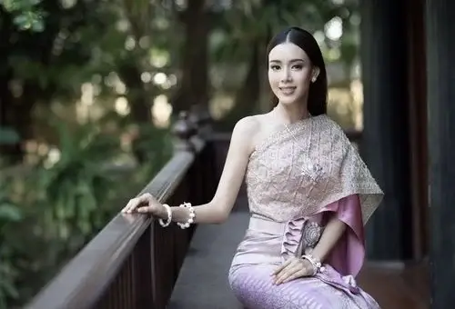 เจ้าสาวผิวขาวอมเหลือง
