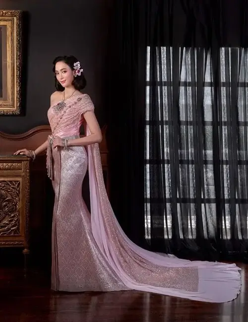 เจ้าสาวผิวขาวอมชมพู