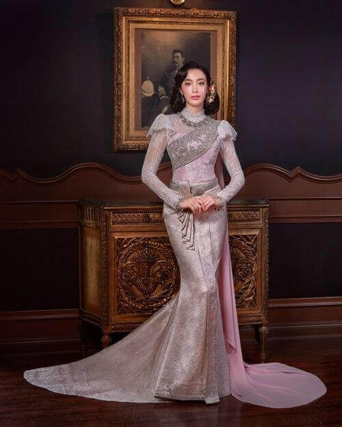 เจ้าสาวผิวขาวอมชมพู