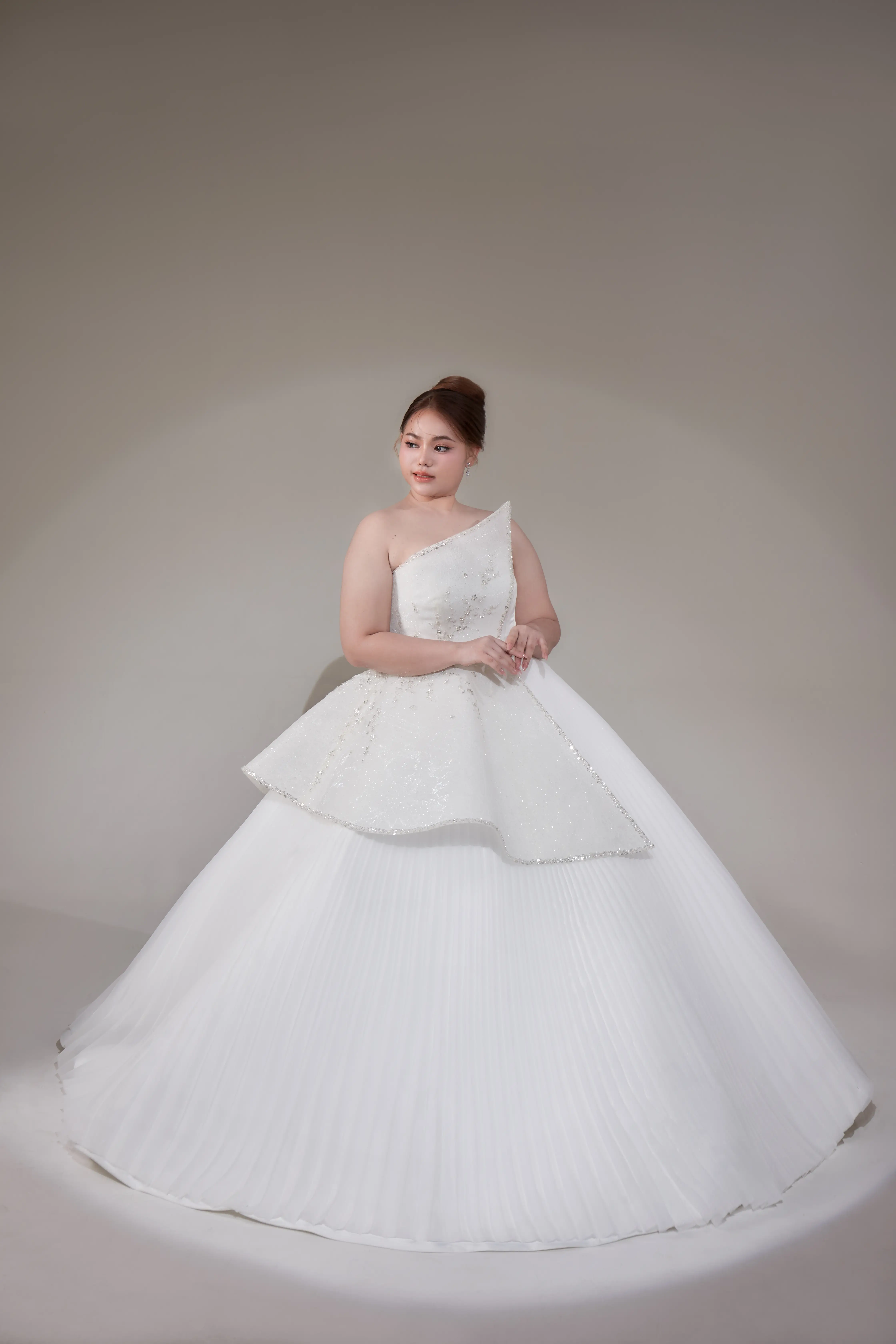เจ้าสาวพลัสไซส์ที่เจ้าเนื้อทุกคน สามารถตัดชุดเจ้าสาวที่สวยได้ ไม่ต้องกังวล แต่ชุดที่ต้องใส่ต้องมีรูปแบบที่เหมาะกับ รูปร่างตัวเอง แต่ก่อนอื่นต้องแบ่งแยกคำว่าเจ้าเนื้อ มีความแตกต่างอย่างไรบ้าง 